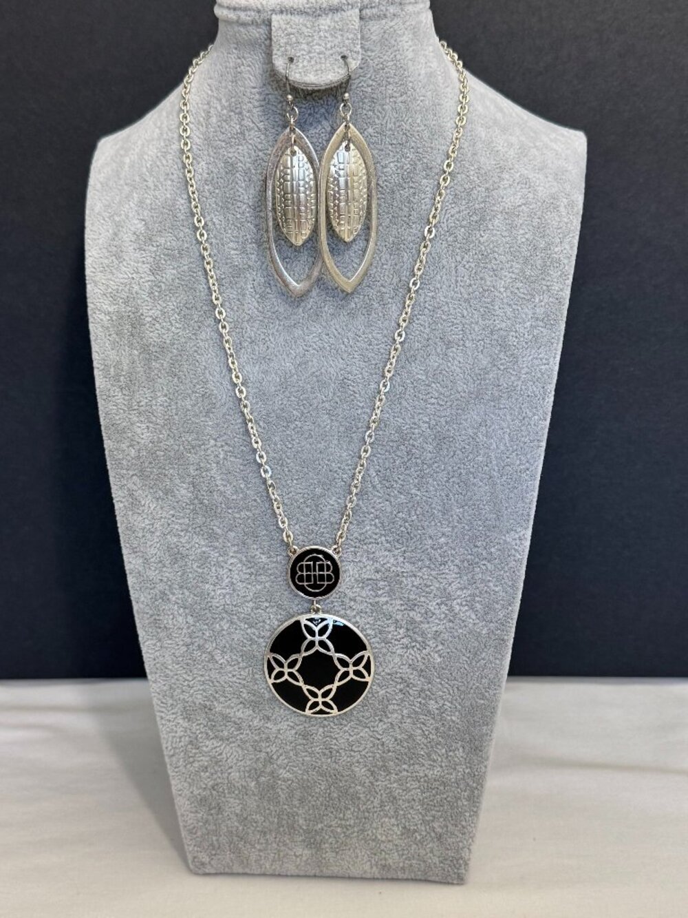 Dana Buchman Necklace And Earrings Jewelry Set Silver Tone Black Pendant